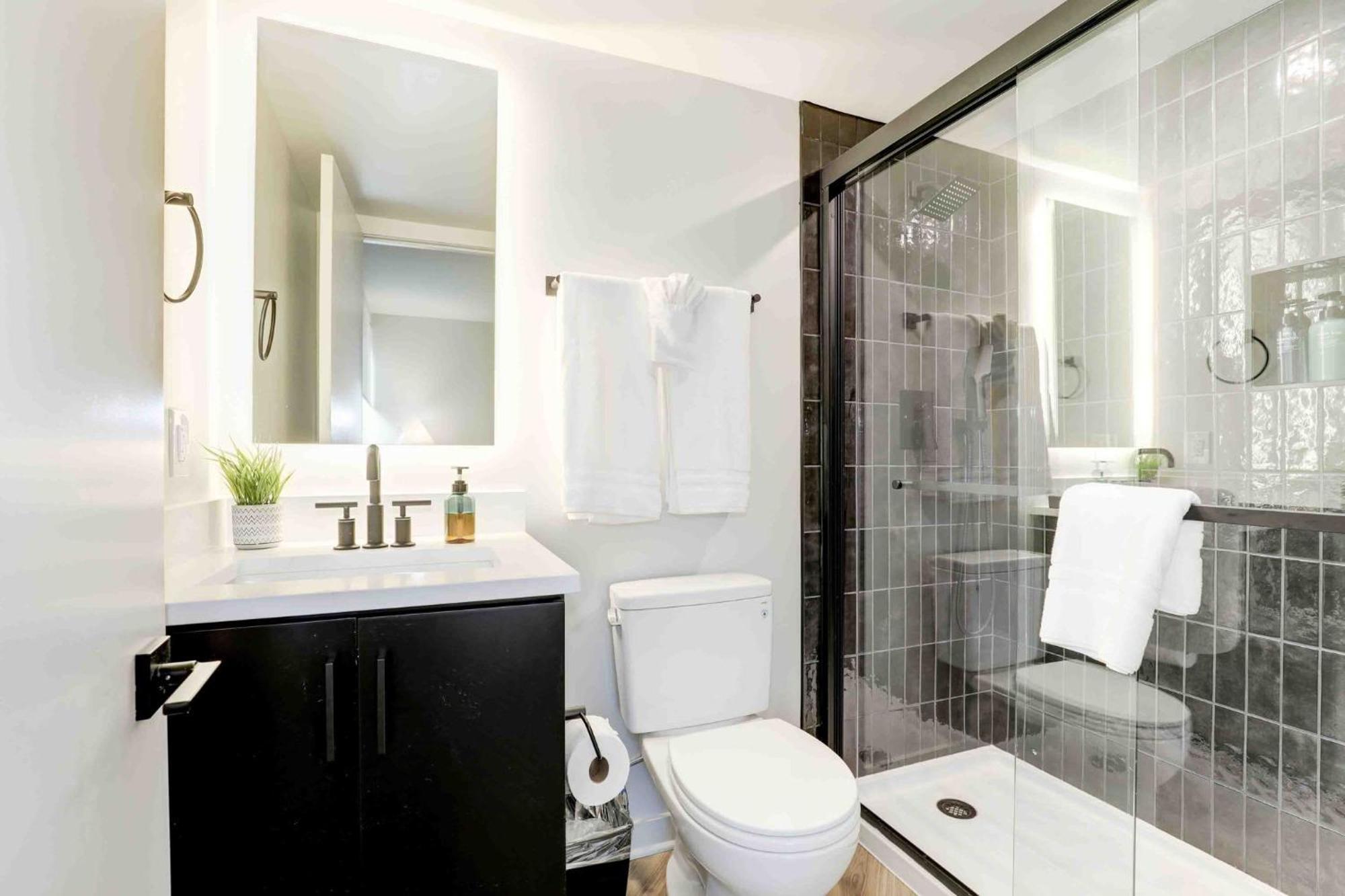 2Br Executive Apartment With Spacious Layout อาร์ลิงตัน ภายนอก รูปภาพ
