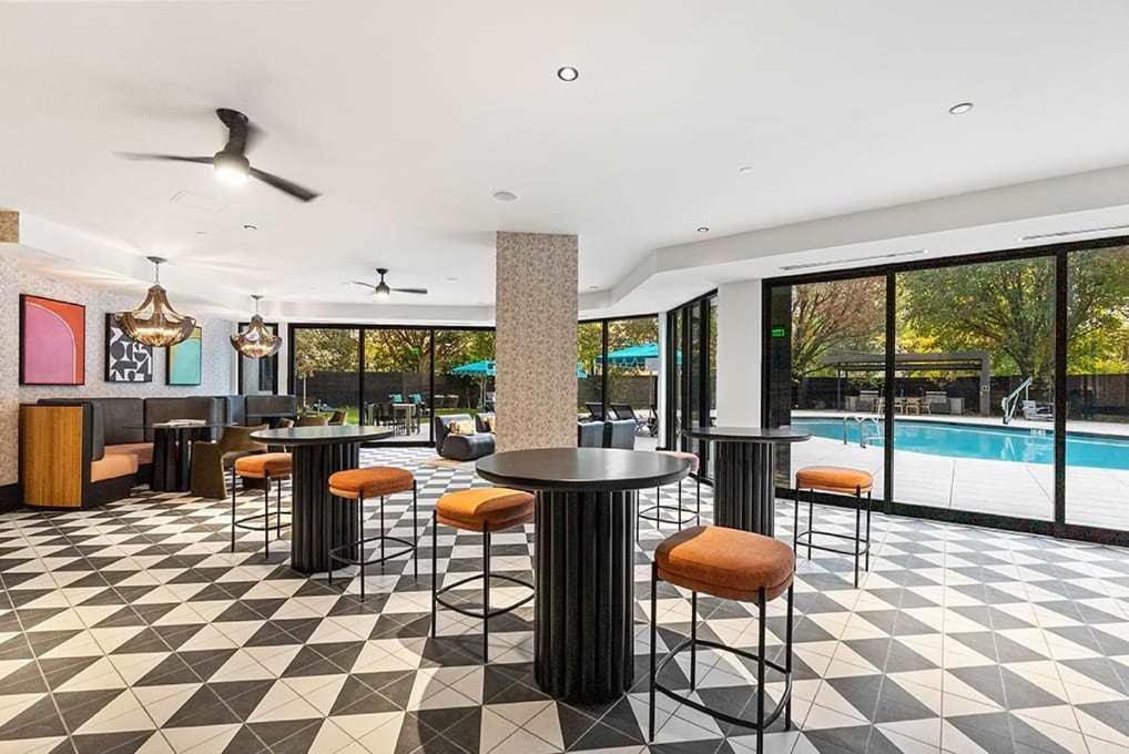 2Br Executive Apartment With Spacious Layout อาร์ลิงตัน ภายนอก รูปภาพ